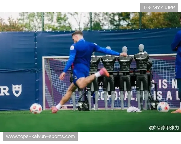 任意球假动作骗倒人墙，随后直接传中破门——一场足球技艺的精彩展示